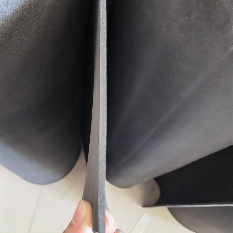 黑色EVA卷料 - 柔韧易弯曲
